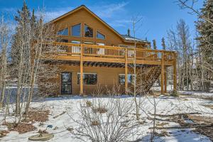 Spacious 4BR Cabin 2 Living Areas Deck with Grill