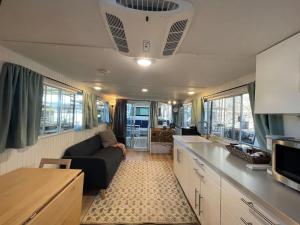 The Albatross-Houseboat DT Knox