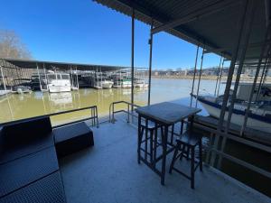 The Albatross-Houseboat DT Knox