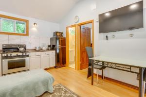 6 Mi to Bethel Woods: Cabin w Pool Access