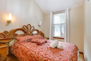 6 Mi to Bethel Woods: Cabin w Pool Access