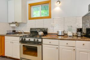 6 Mi to Bethel Woods: Cabin w Pool Access
