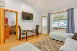 6 Mi to Bethel Woods: Cabin w Pool Access