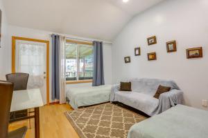 6 Mi to Bethel Woods: Cabin w Pool Access