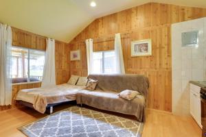 Screened Porch + Fire Pit: Cabin Near Bethel Woods