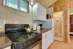 Screened Porch + Fire Pit: Cabin Near Bethel Woods