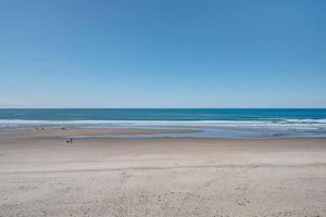 Sea Gypsy Rentals - Oceanfront Suite - Sleeps 6