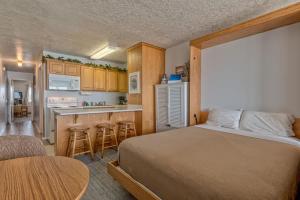 Sea Gypsy Rentals - Oceanfront Suite - Sleeps 6
