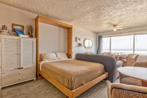 Sea Gypsy Rentals - Oceanfront Suite - Sleeps 6