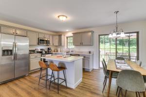 Family Getaway w Lake Access in Lebanon!