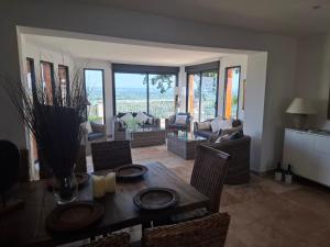 Villas VILLA au calme avec VUE MAGNIFIQUE -entierement climatisee - piscine : photos des chambres