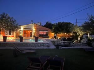 VILLA avec VUE MAGNIFIQUE -entièrement climatisée - piscine