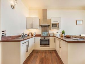 2 Bed in Tenby FB233