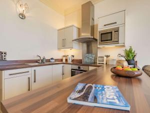 2 Bed in Tenby FB233