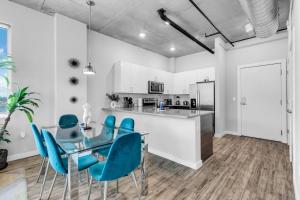 Chic 2BR Getaway Walk to Breweries and Art Walk