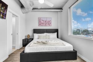 Chic 2BR Getaway Walk to Breweries and Art Walk