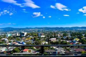 Modern apt with stunning city and mountain views