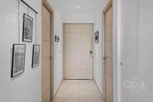 Modern apt with stunning city and mountain views