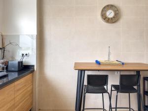 Appartement lumineux avec terrasse XXL, piscine & plage et vue montagne