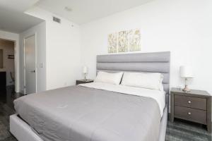 3-Bed High-Rise with Panoramic Views, Pool & Spa