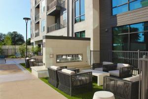 12 Min to Downtown with Pool, Balcony and Free Parking