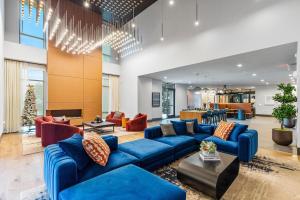 12 Min to Downtown with Pool, Balcony and Free Parking