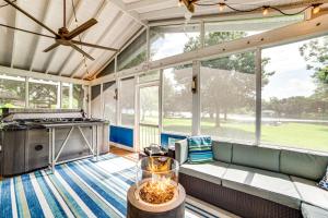 Lake Tawakoni Access and Hot Tub - Wills Point Home!