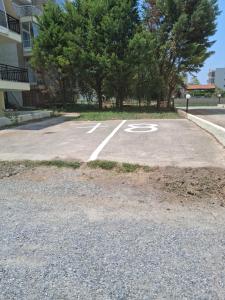 Μια ανάσα από τη θάλασσα, Αγία Τριάδα