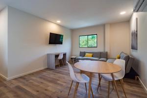 2 Bedroom Apartment with full beds and bunk beds