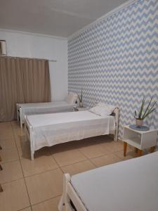 Quarto triplo com banheiro compartilhado