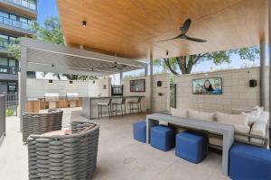 12min Downtown, 6min Domain with Pool and Free Parking