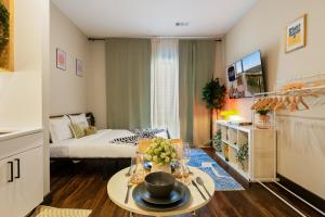 12min Downtown, 6min Domain with Pool and Free Parking