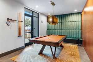 12min Downtown, 6min Domain with Pool and Free Parking