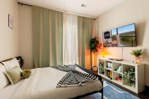 12min Downtown, 6min Domain with Pool and Free Parking