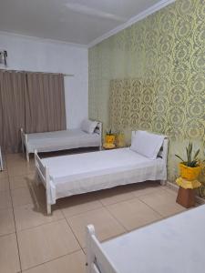 Quarto triplo com banheiro compartilhado
