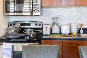 Waikiki Banyan - Nicely Remodeled, 5mins to the Beach & Free Parking