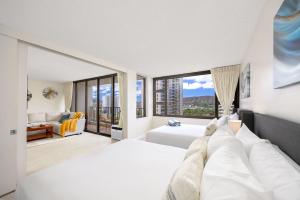 Waikiki Banyan - Nicely Remodeled, 5mins to the Beach & Free Parking