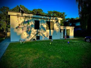 Stylisches See-Studio mit Badezugang & Garten