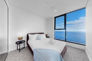 Beach Front 2BR Meriton Sunrise & Ocean Views