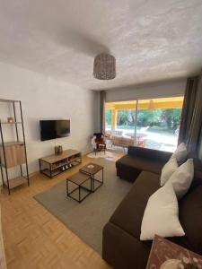 Appartements La Cigale- Rez de villa avec piscine : photos des chambres