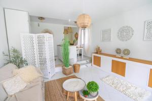 Stylish Boho Chic apartment with 2 Pools & Garden near the Beach