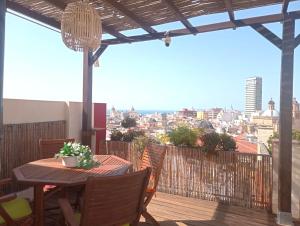 The Alicante Old Town artist workshop, Impressive rooftop, terrace with amazing city views and sea views, BBQ, Air conditioner, Wifi