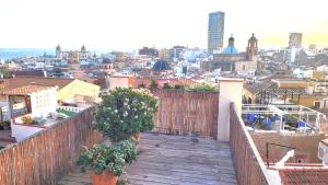 The Alicante Old Town artist workshop, Impressive rooftop, terrace with amazing city views and sea views, BBQ, Air conditioner, Wifi
