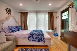 Walk to Beach and Lighthouse Oak Bluffs Studio!