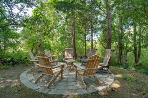 Walk to Beach and Lighthouse Oak Bluffs Studio!