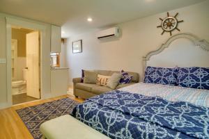 Walk to Beach and Lighthouse Oak Bluffs Studio!