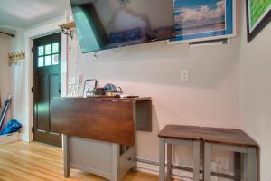 Walk to Beach and Lighthouse Oak Bluffs Studio!