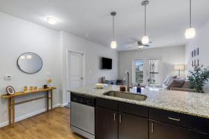 Long Stays Welcome, Pool, Free Parking, and Balcony