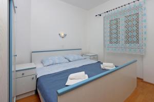 One-Bedroom Apartment with Terrace room in Apartments with WiFi Lopar Rab - 14804