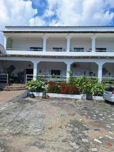 Quarto triplo com banheiro compartilhado